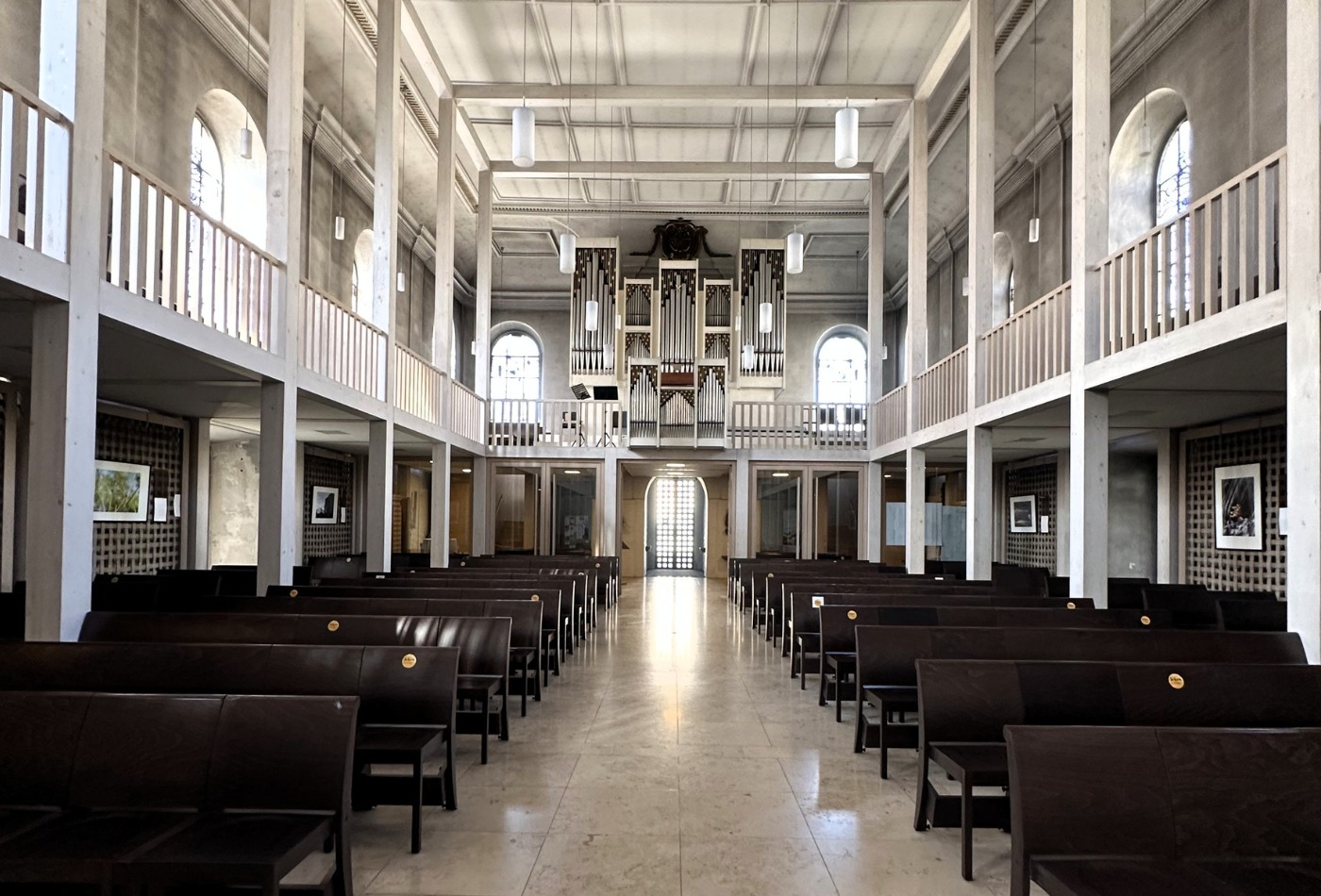 Bankreihen im Innenraum der katholischen Kirche