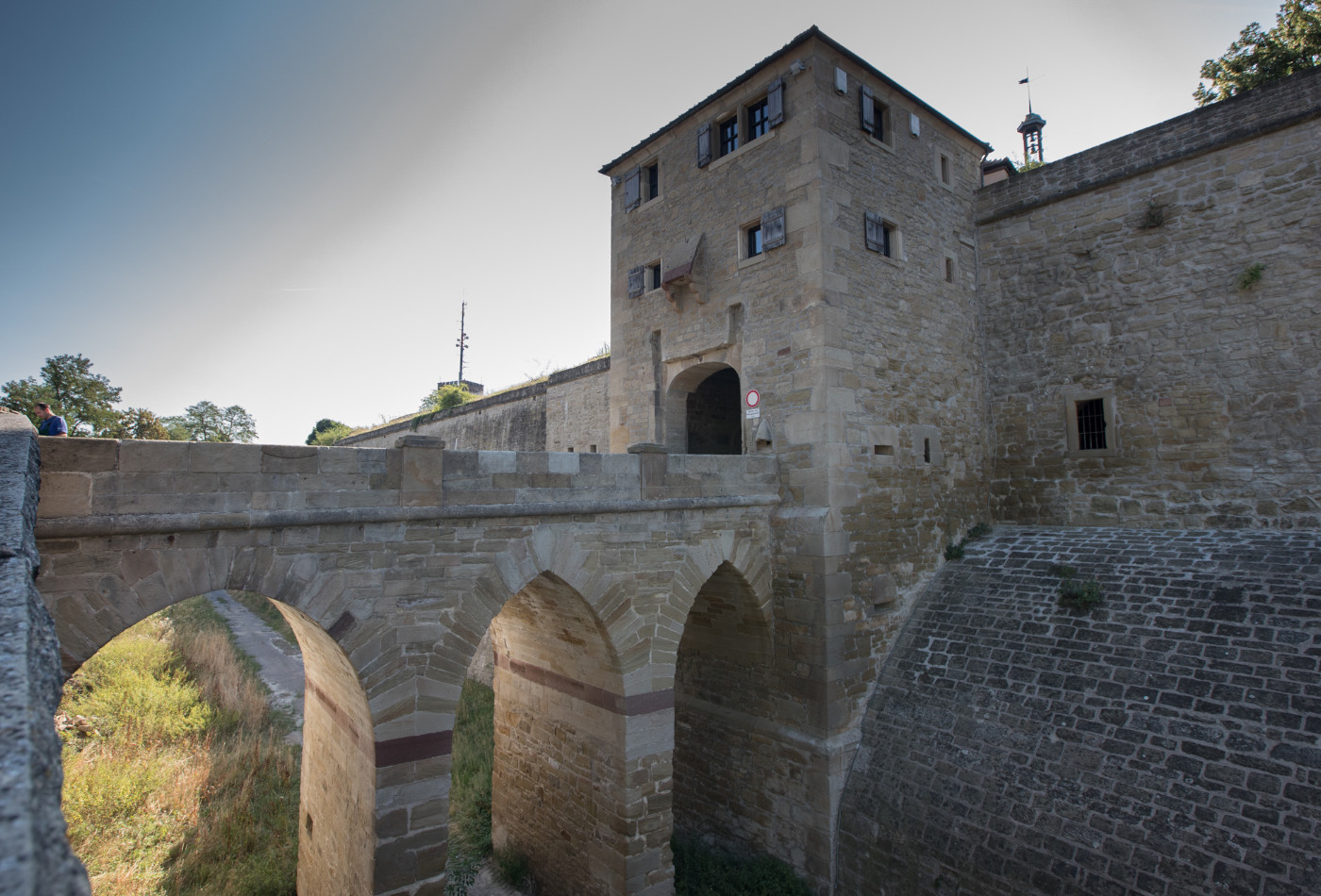 Blick auf einen Burgturm, die Brücke und den Burggraben