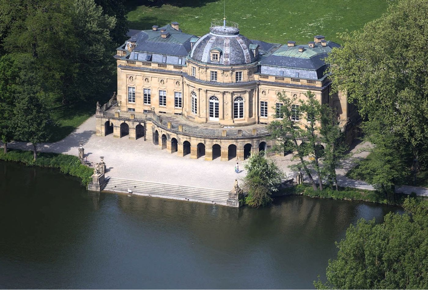 Seeschloss Monrepos aus der Vogelperspektive