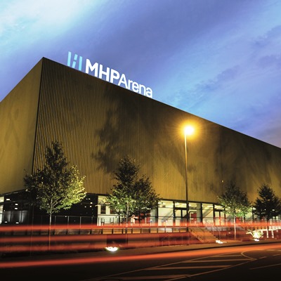 Die MHP-Arena beleuchtet bei Nacht