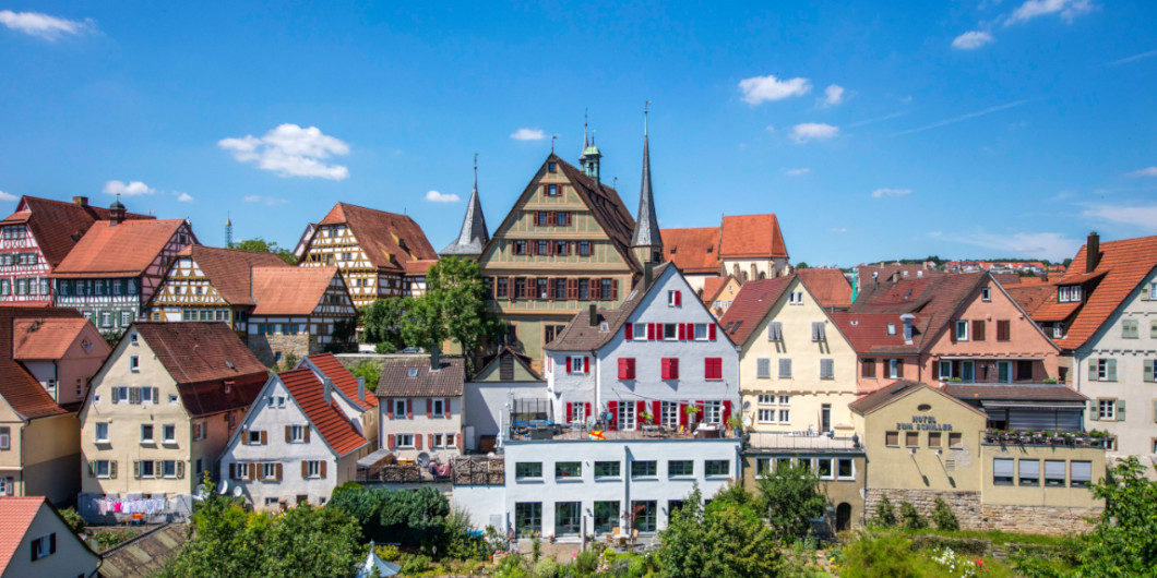 Fachwerkhäuser vor blauem Himmel.