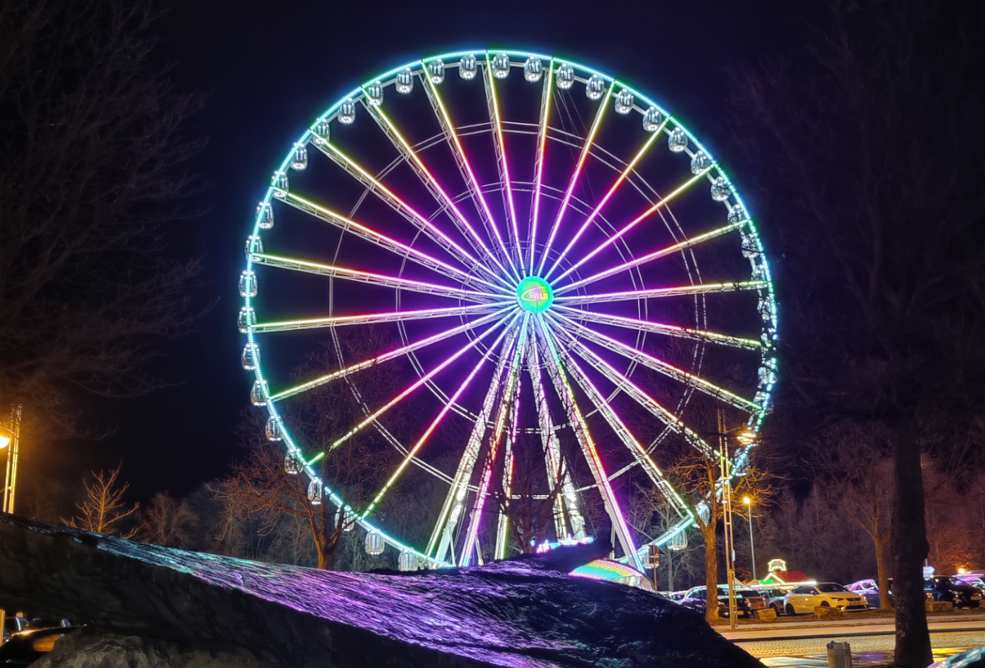 Beleuchtetes Riesenrad bei Nacht.