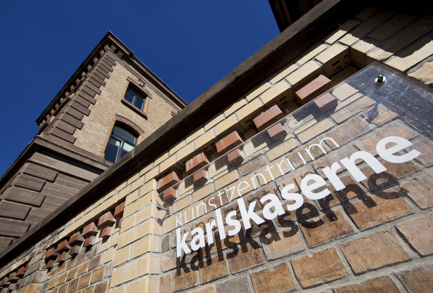 Blick auf die Fassade des Kunstzentrums Karskaserne mit weißem Schriftzug
