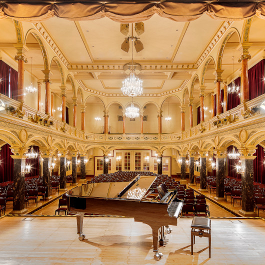 Innenansicht Musikhalle Ludwigsburg mit Flügel auf der Bühne.