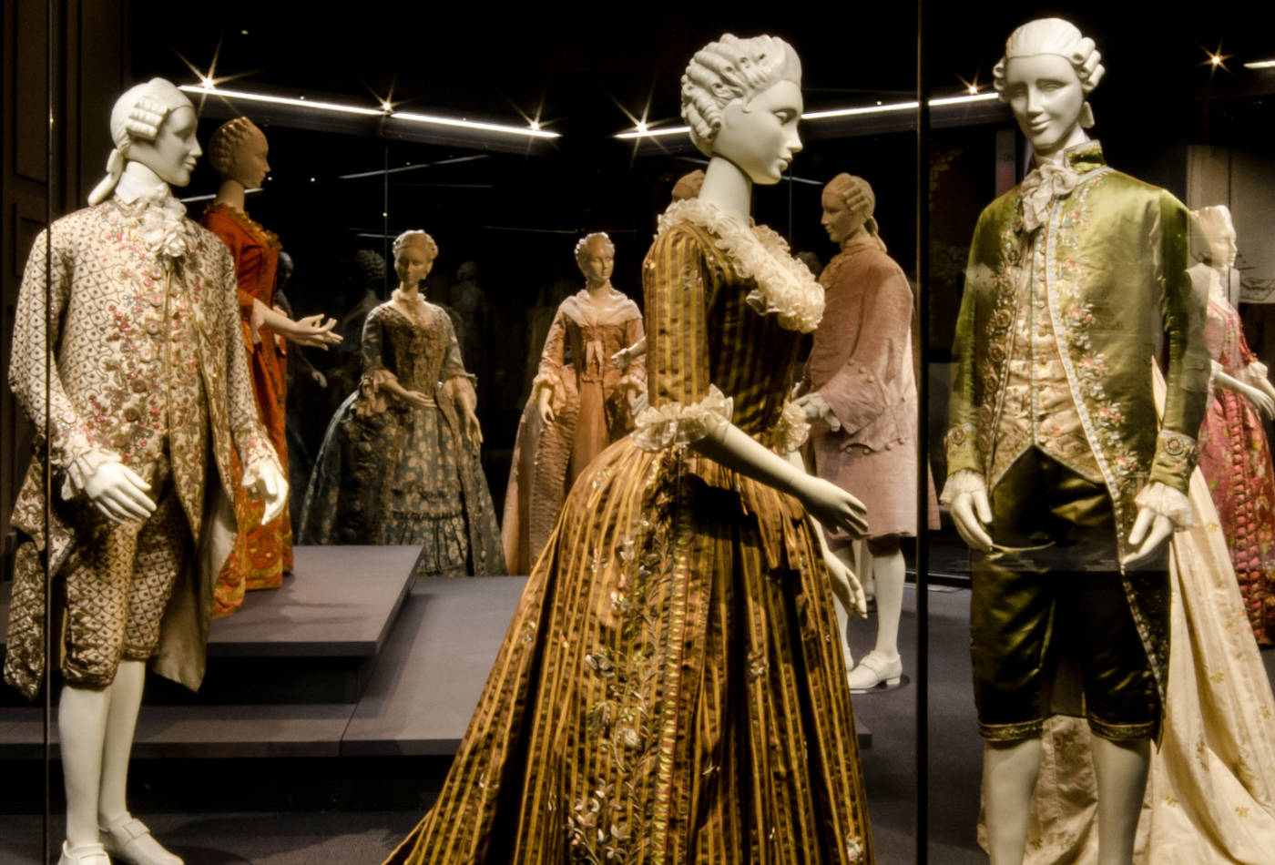 Blick auf originale pompöse Kleidung im Modemuseum