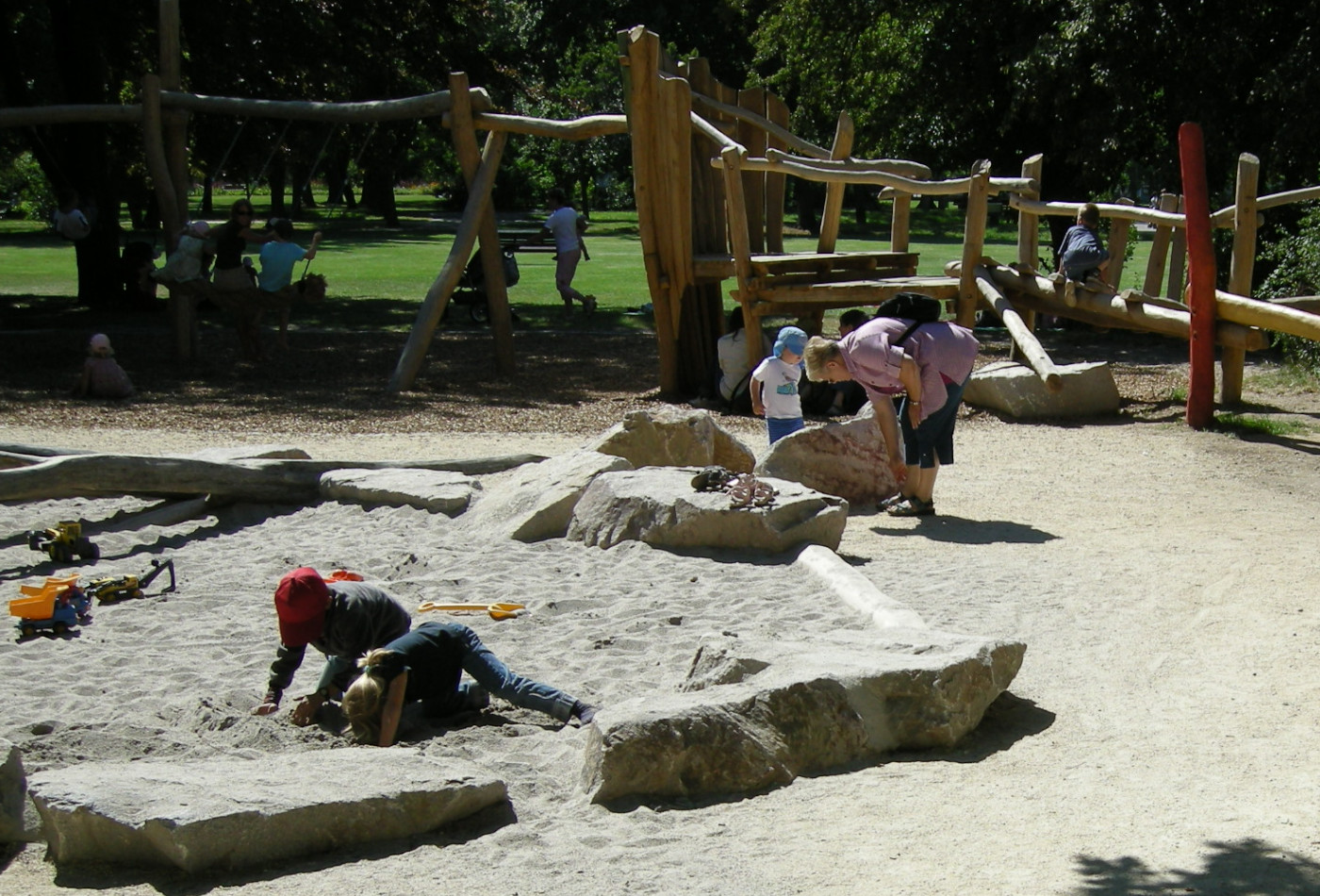 Kinder spielen auf einem Kinderspielplatz