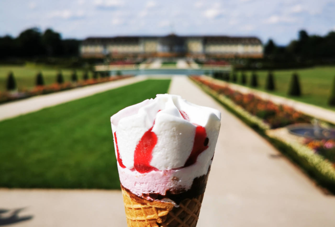 Ein Eis in der Waffel mit dem Schloss im Hintegrund