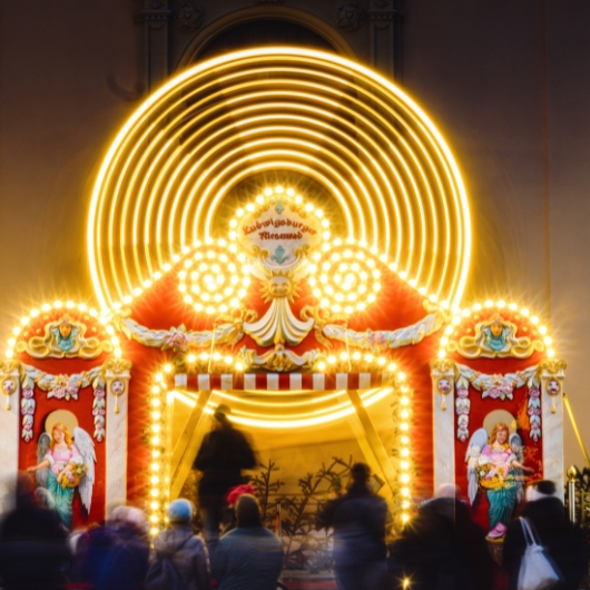 Ein Kinderfahrgeschäft auf dem Weihnachtsmarkt