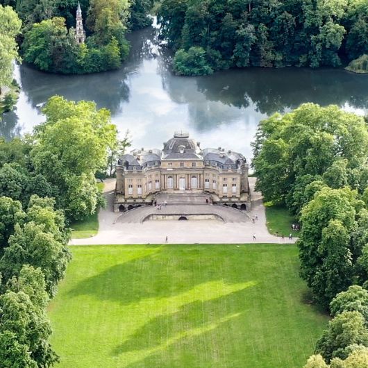 Blick auf das Seeschloss Monrepos und den See aus der Vogelperspektive