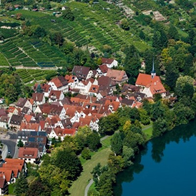 Luftbild von dem Ludwigsburger Stadtteil Hoheneck. Man sieht Felder, Häuser und den Neckar
