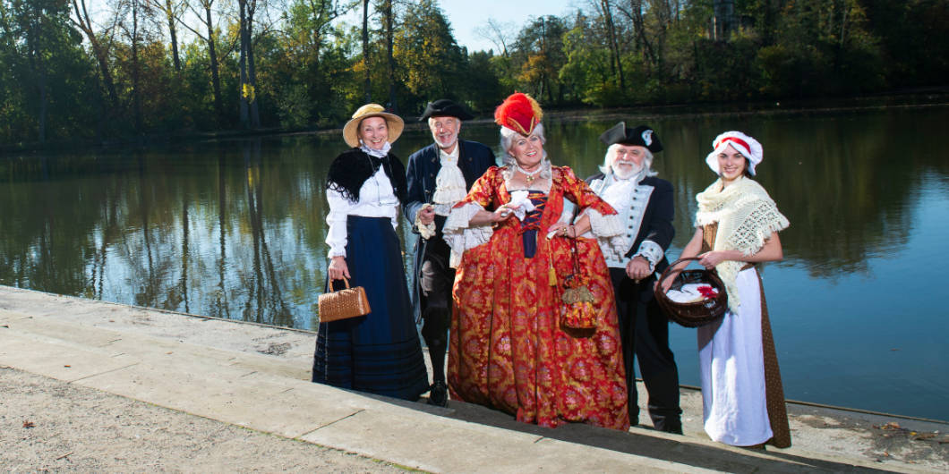 Modernes Hotelzimmer mit grauen Möbeln und roten Akzenten. 