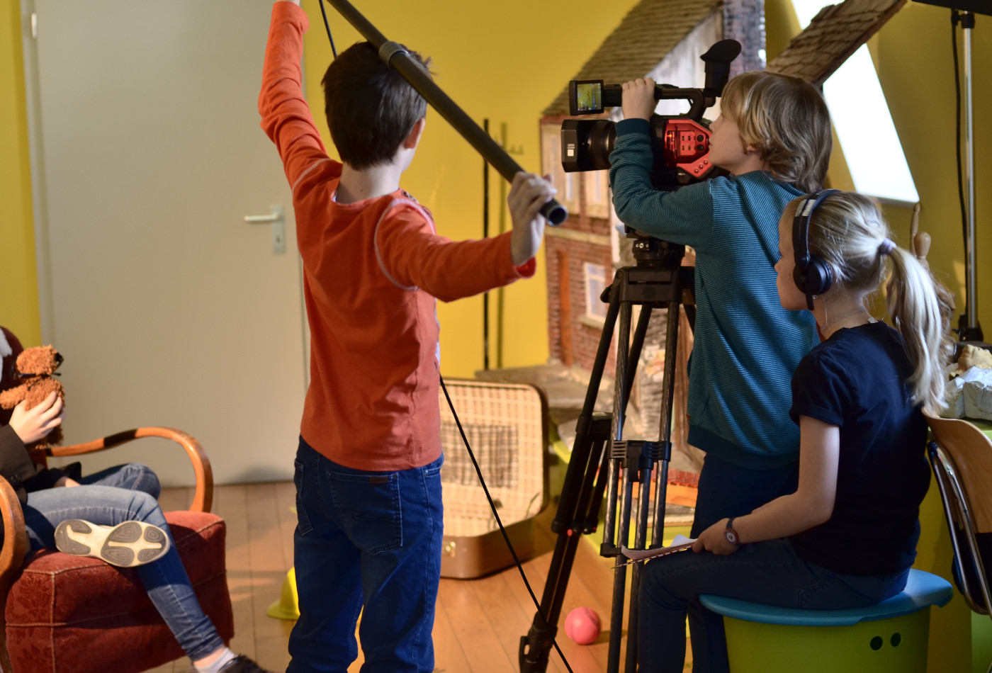 Kinder drehen einen Film im Kinderfilmhaus