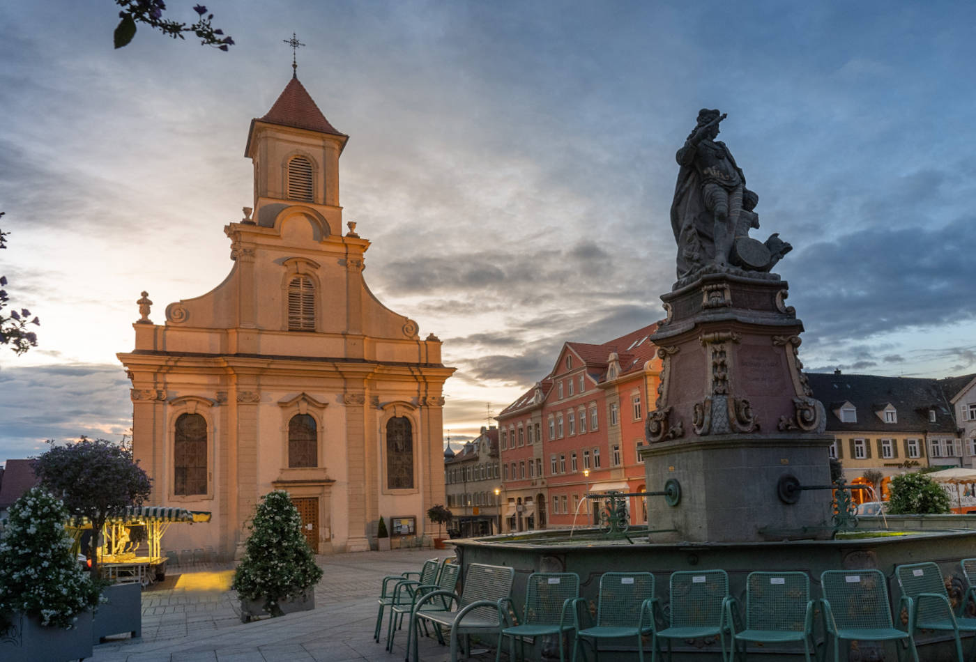 Blick über den Marktplatz und Marktbrunnen Herzog Eberhard Ludwig zur Dreieinigkeitskriche