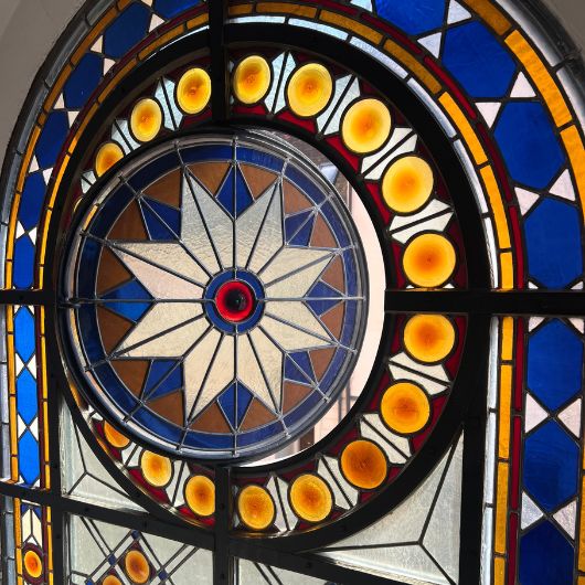 Buntglasfenster in einer Kirche