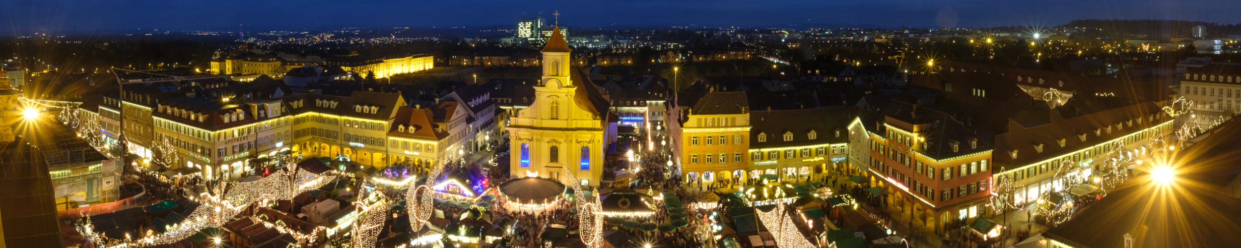 Marktplatz mit leuchtenden Engeln