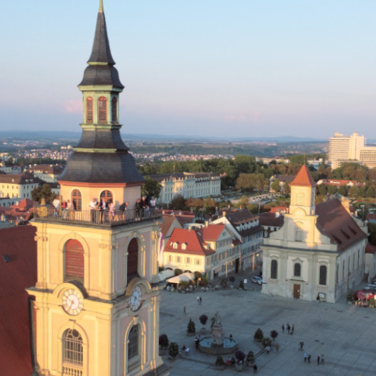 Blick auf den Marktplatz und die Kirche im Hintergrund geht die Sonne unter.