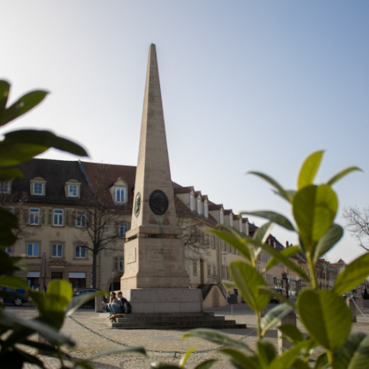 Ein achteckiger Platz mit einem Obelisk in der Mitte