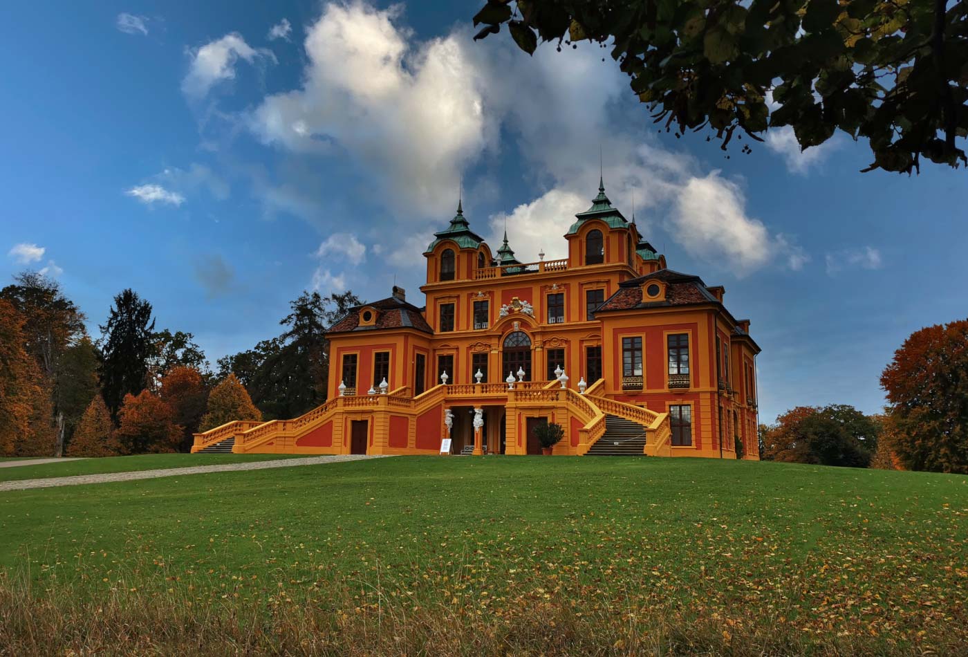 Blick auf das herbstliche Schloss Favorite.