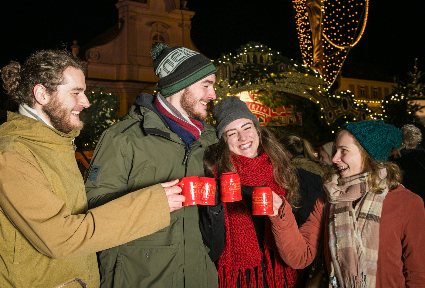 Freundesgruppe beim Anstoßen auf dem Ludwigsburger Barock-Weihnachtsmarkt Freundesgruppe stößt auf dem Ludwigsburger Barock-Weihnachtsmarkt an