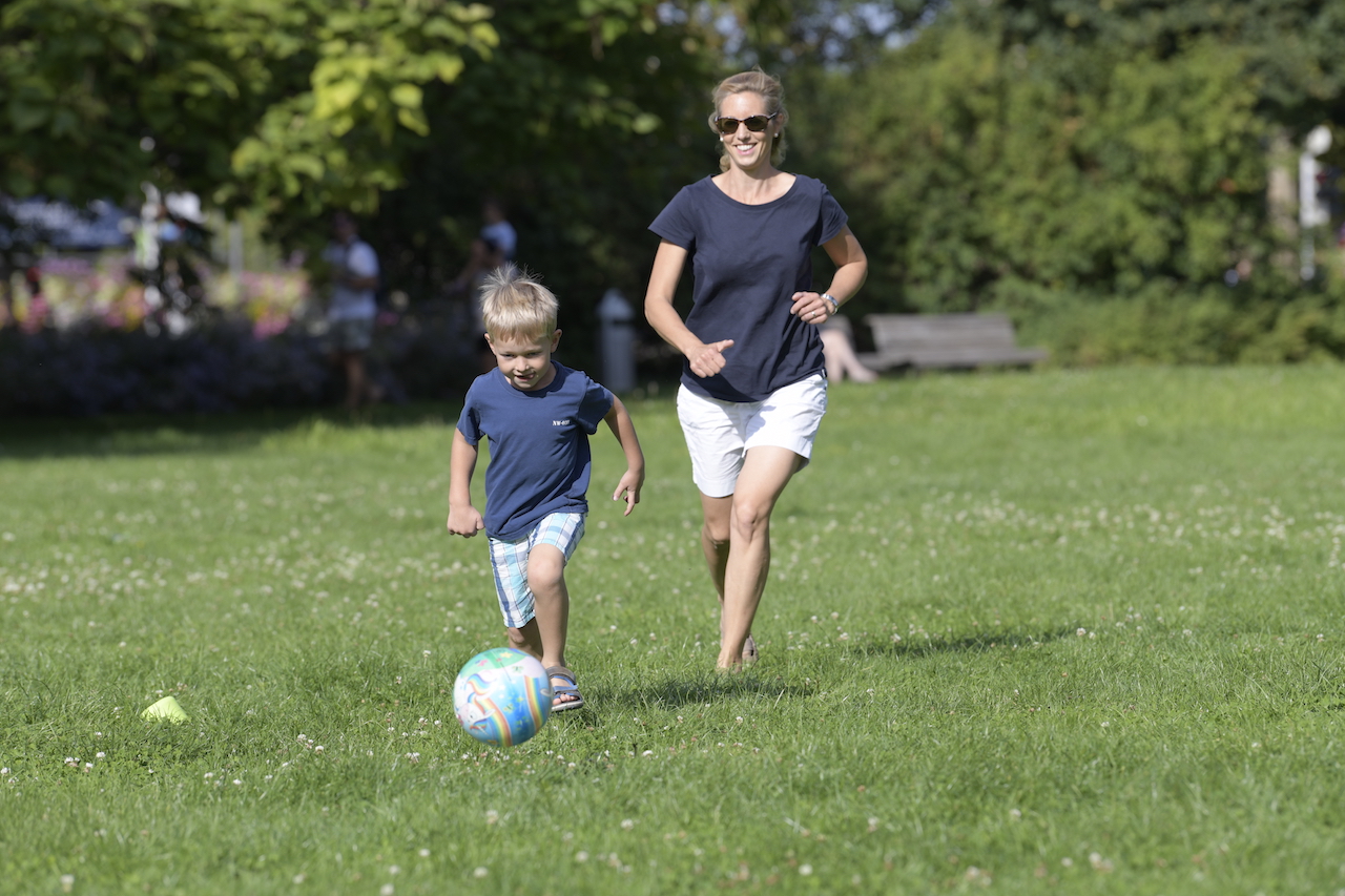 Mutter und Sohn spielen Fußball auf der Bärenwiese