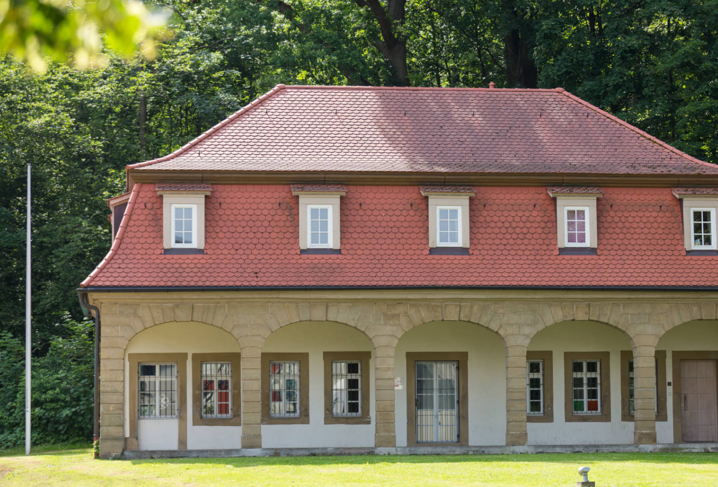 Blick auf das historische Aldinger Torhaus mit Sandsteinarkaden