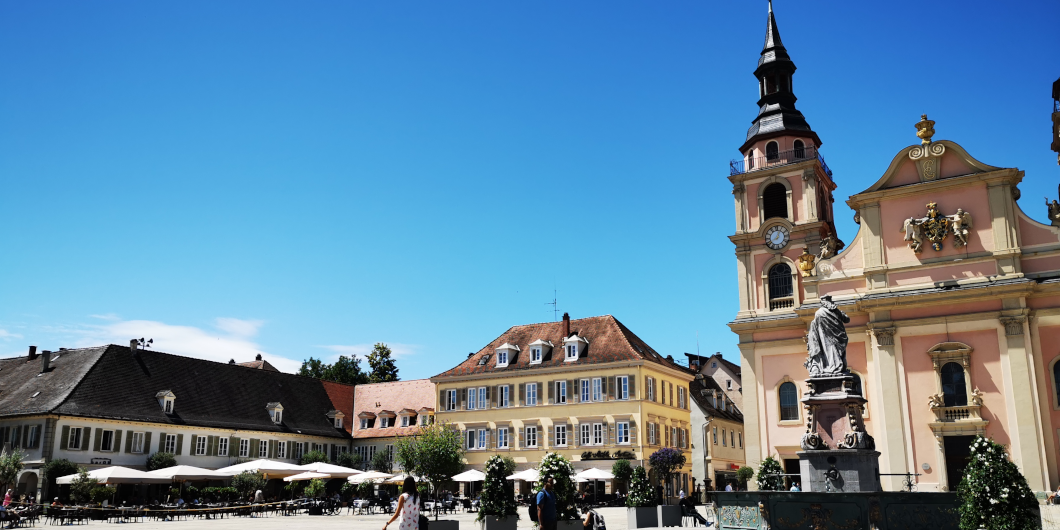 Blick auf den Marktplatz, im Vordergrund der Brunnen.