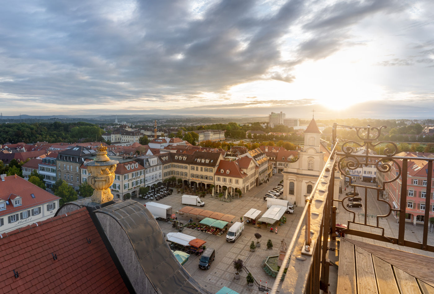 Marktplatz zum Sonnenaufgang aus der Vogelperspektive mit Blick auf die Katholische Kirche
