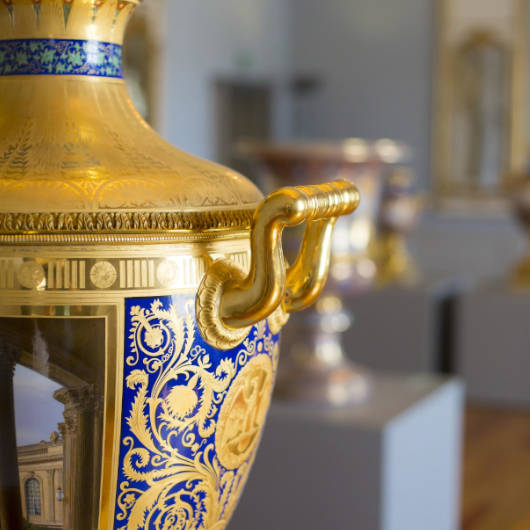 Nahaufnahme einer goldenen Vase im Keramikmuseum-