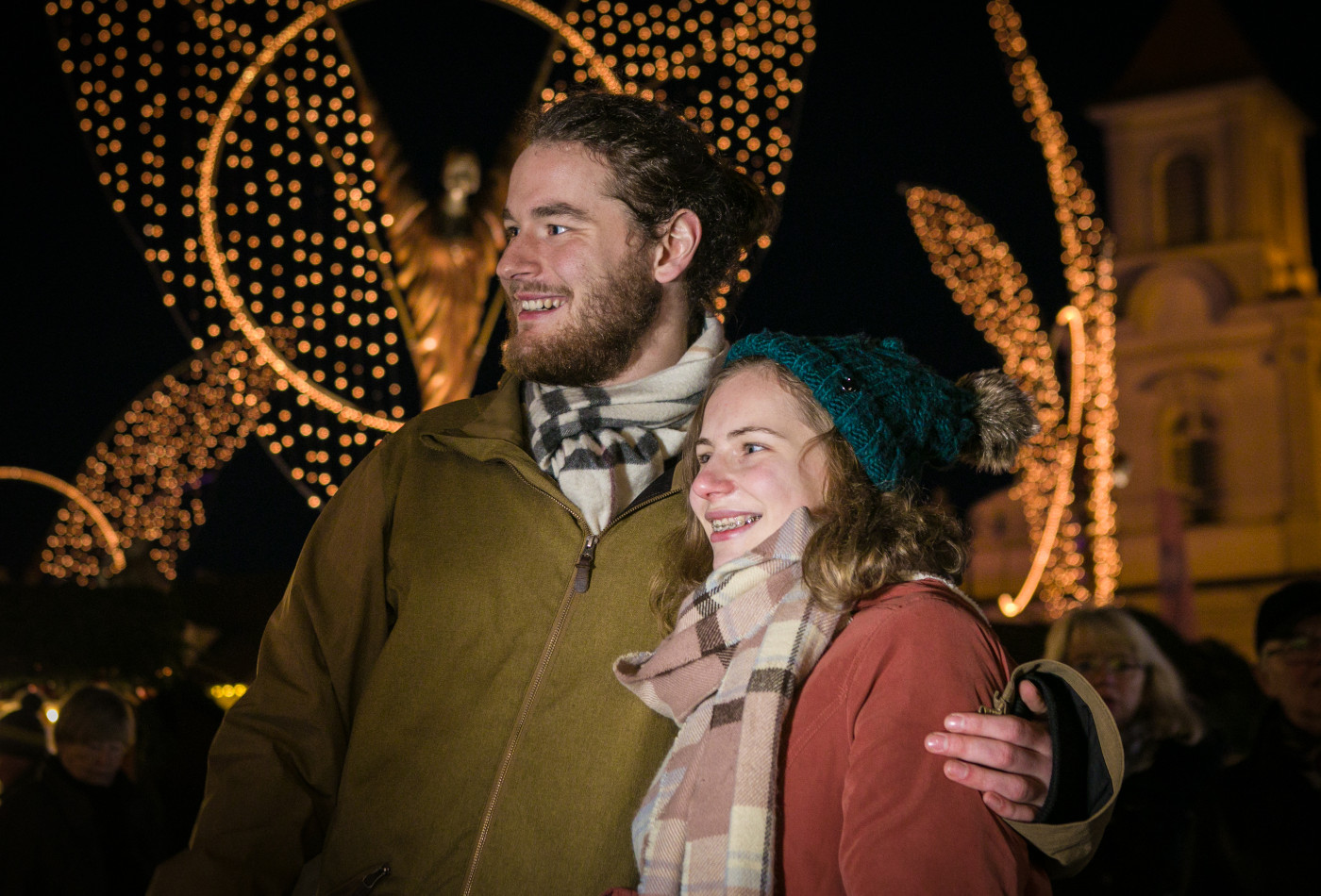 Ein Pärchen umringt von Lichtern des Ludwigsburger Barock-Weihnachtsmarkts