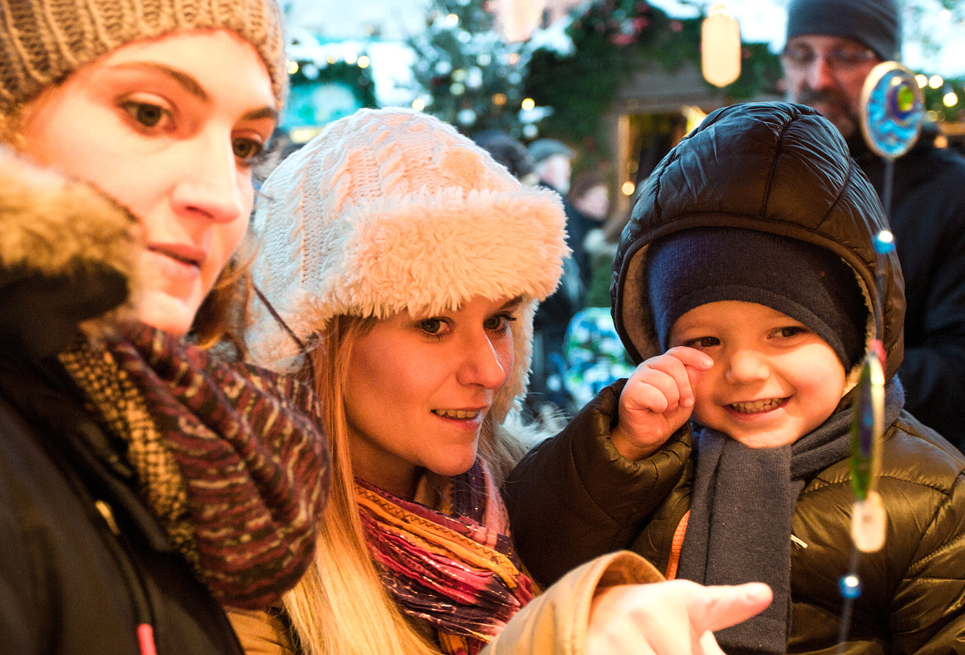 Mutter zeigt Kind Sehenswertes auf dem ludwigsburger Braock-Weihnachstmarkt