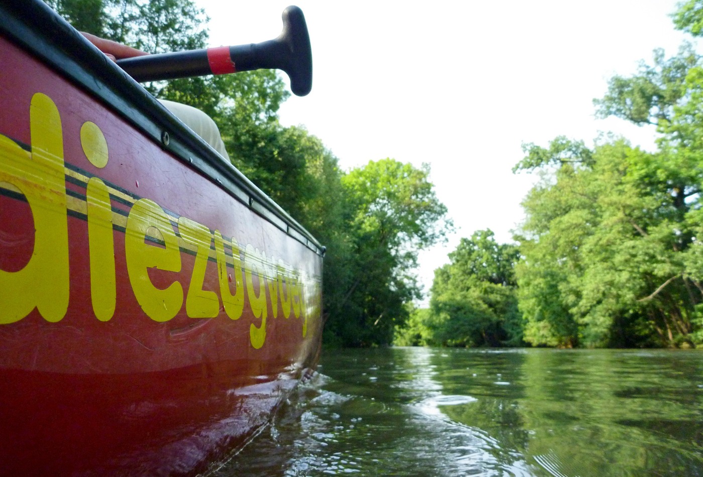 ein Kanu treibt auf dem Wasser