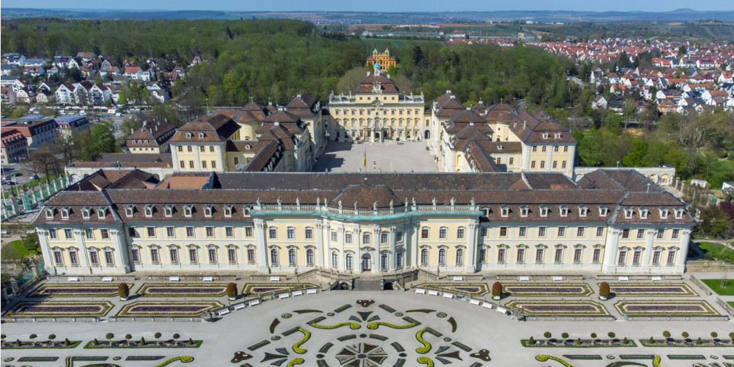 Luftaufnahme des Residenzschloss mit blauem Himmel