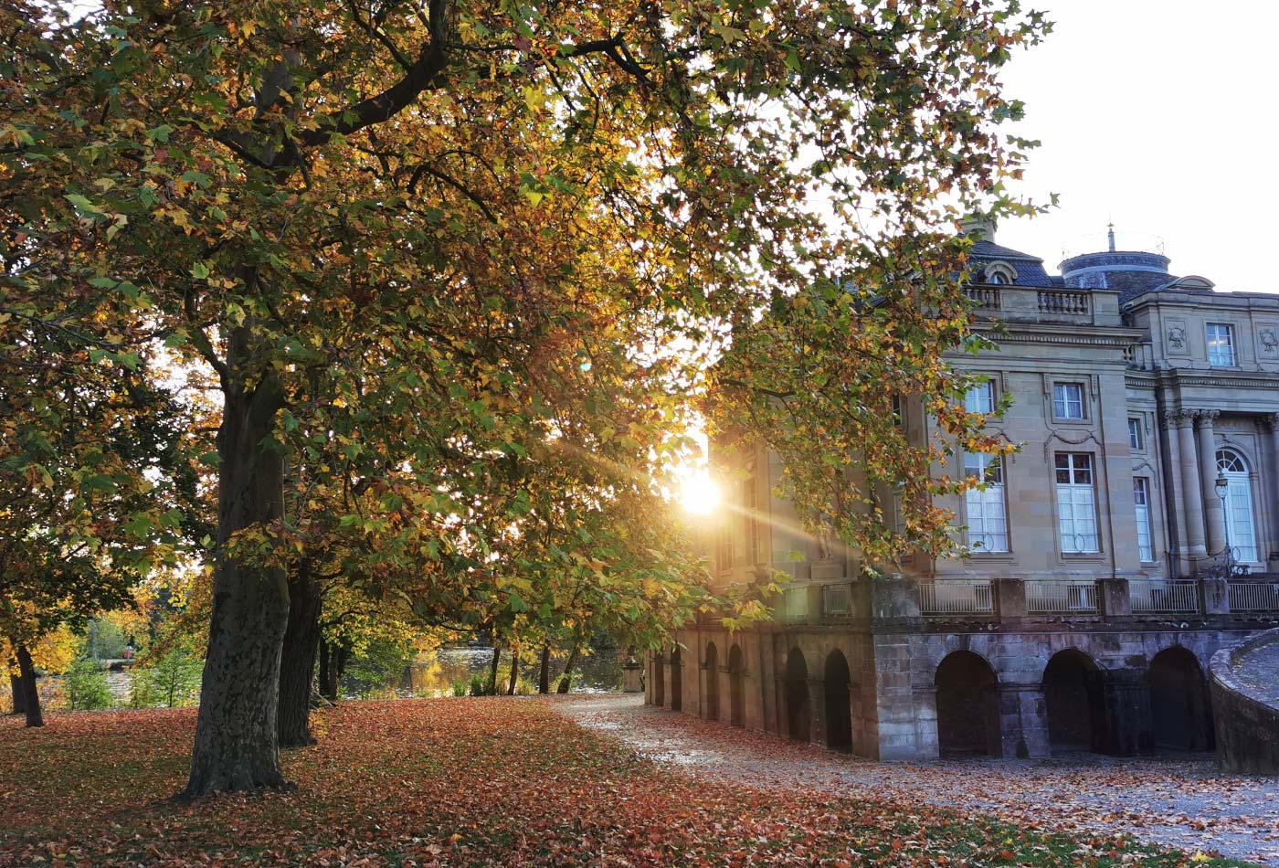 Blick auf den bunt eingefärbten Planetenweg.