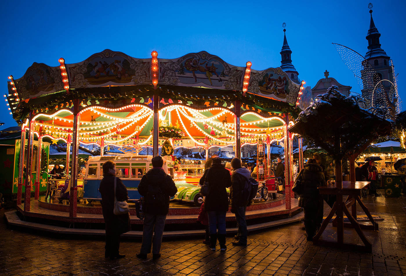 Erleuchtetes Karussell auf dem Ludwigsburger Barock-Weihnachtsmarkt