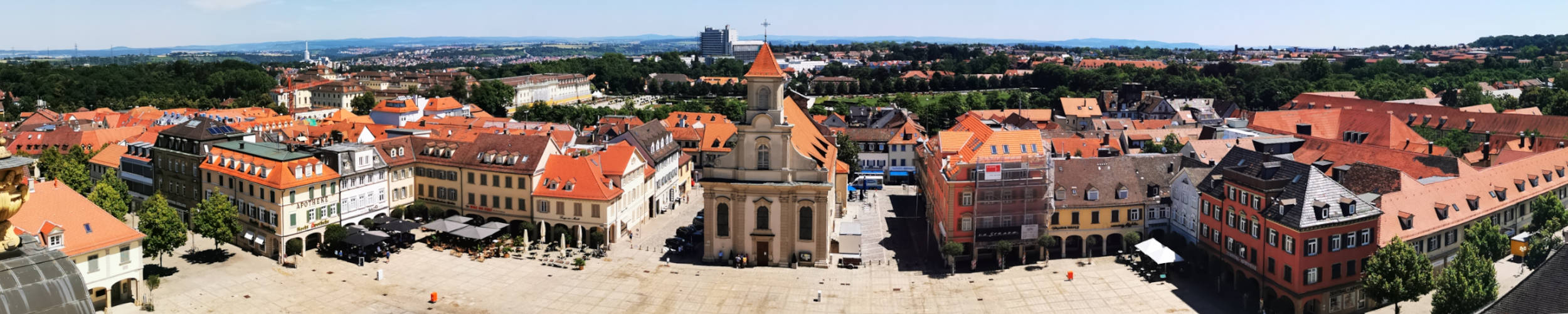 Luftaufnahme vom Marktplatz mit Blick auf die katholische Kirche.