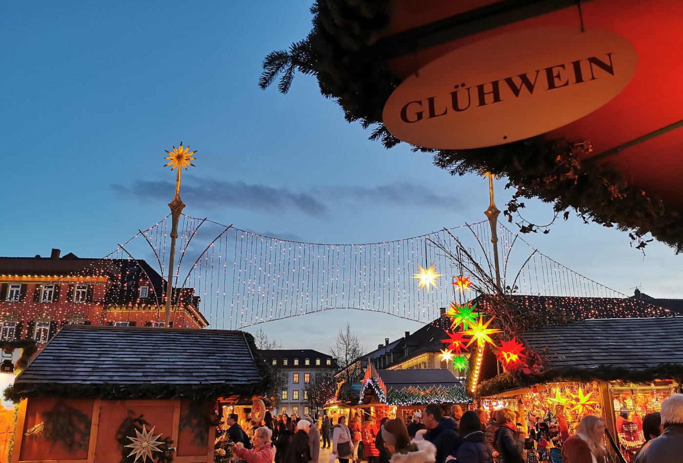 Glühweinstand mit Lichtervorhängen im Hintergrund