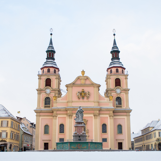 Zu sehen ist der verschneite Marktplatz.