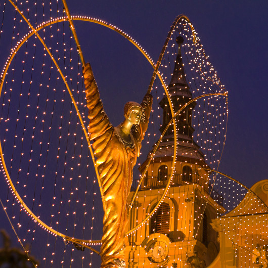 Blick auf den Marktplatz zur Weihnachtszeit. Viele Lichter, beleuchtete Engel und geschmückte Buden des Barock-Weihnachtsmarktes