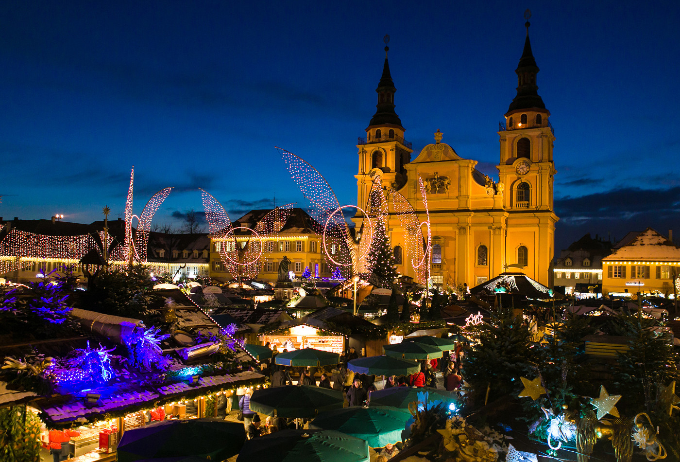 Blick auf Stadtkirche mit Sternen-Marktstand im Vordergrund