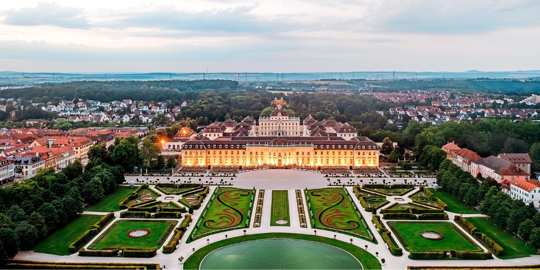 Blick auf das beleuchtete Residenzschloss aus der Vogelperspektive