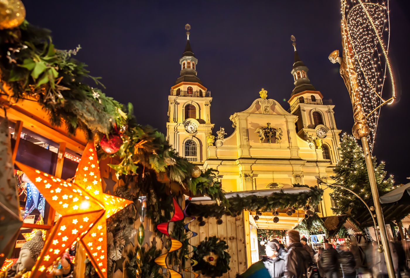 Blick auf Stadtkirche mit Sternen-Marktstand im Vordergrund